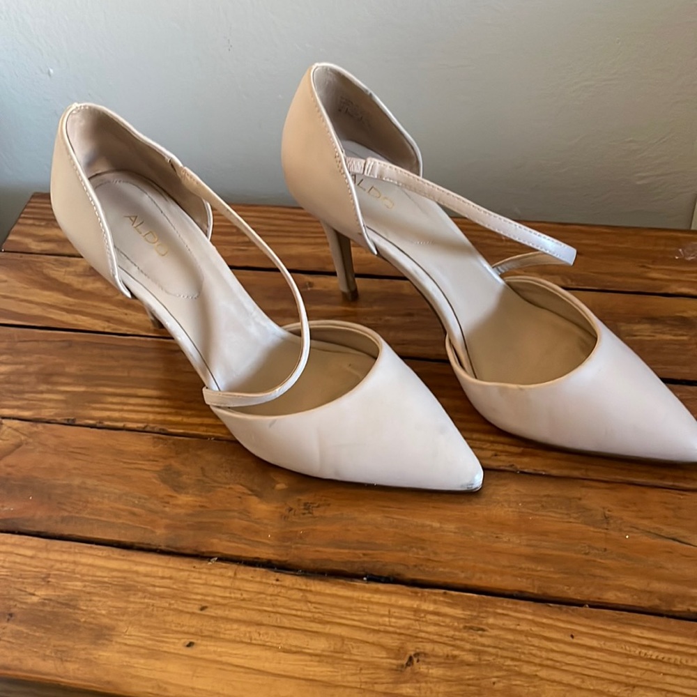 Nude heel, great condition